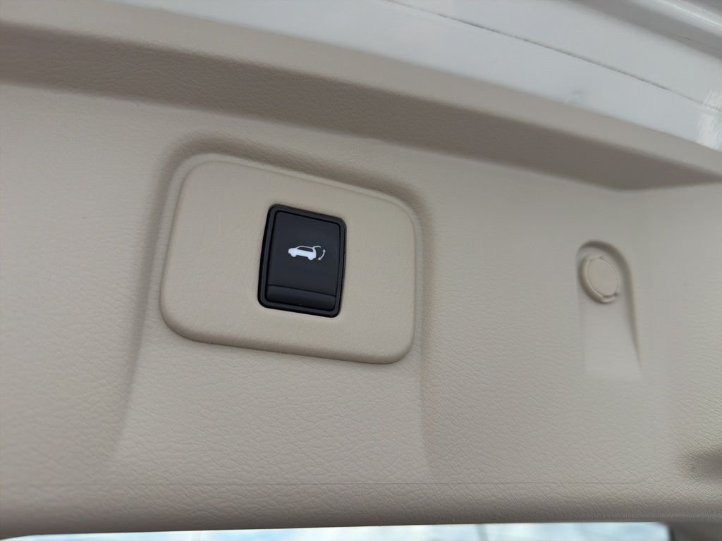 Used 2019 White Nissan SL image 22