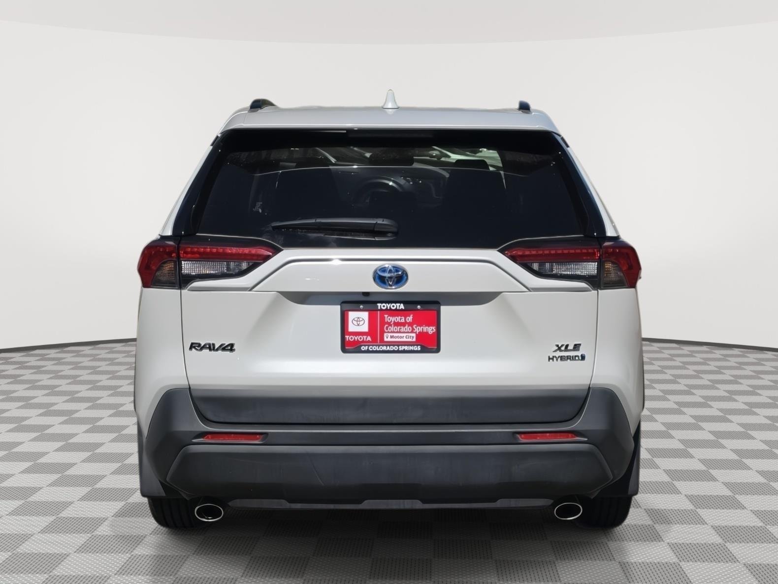 Used 2024 Wind Chill Pearl Toyota XLE Premium image 5
