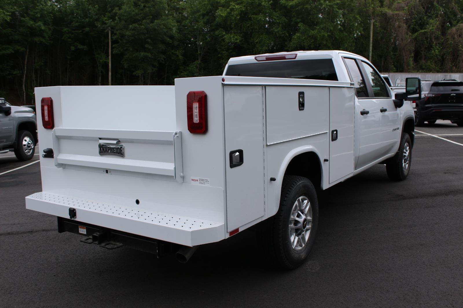 New 2026 Summit White Chevrolet WT image 4