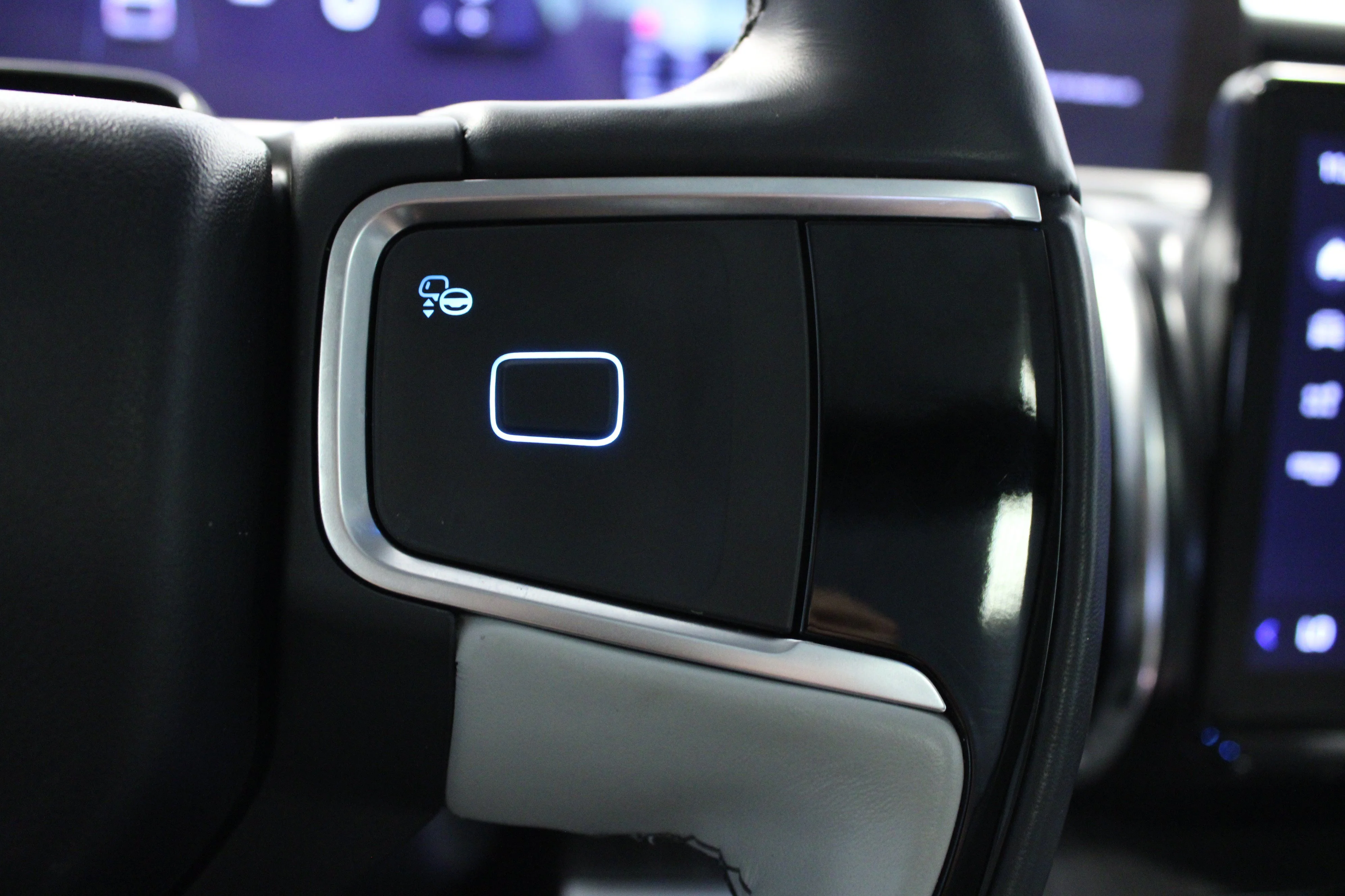 Used 2025 White Metallic Ford Platinum image 22