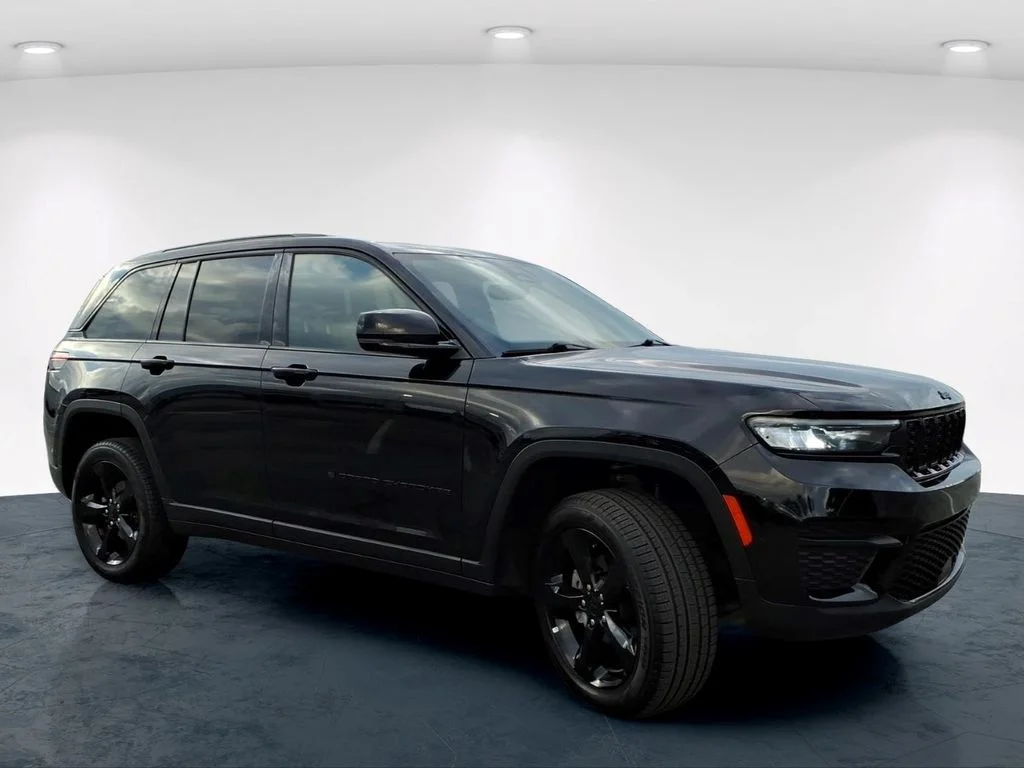 Used 2024 Black Jeep Altitude image 5