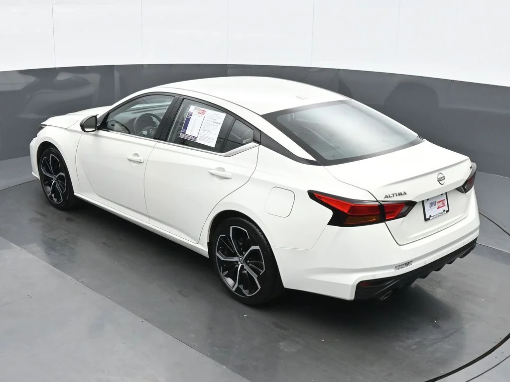 Used 2025 White Nissan 2.5 SR image 20