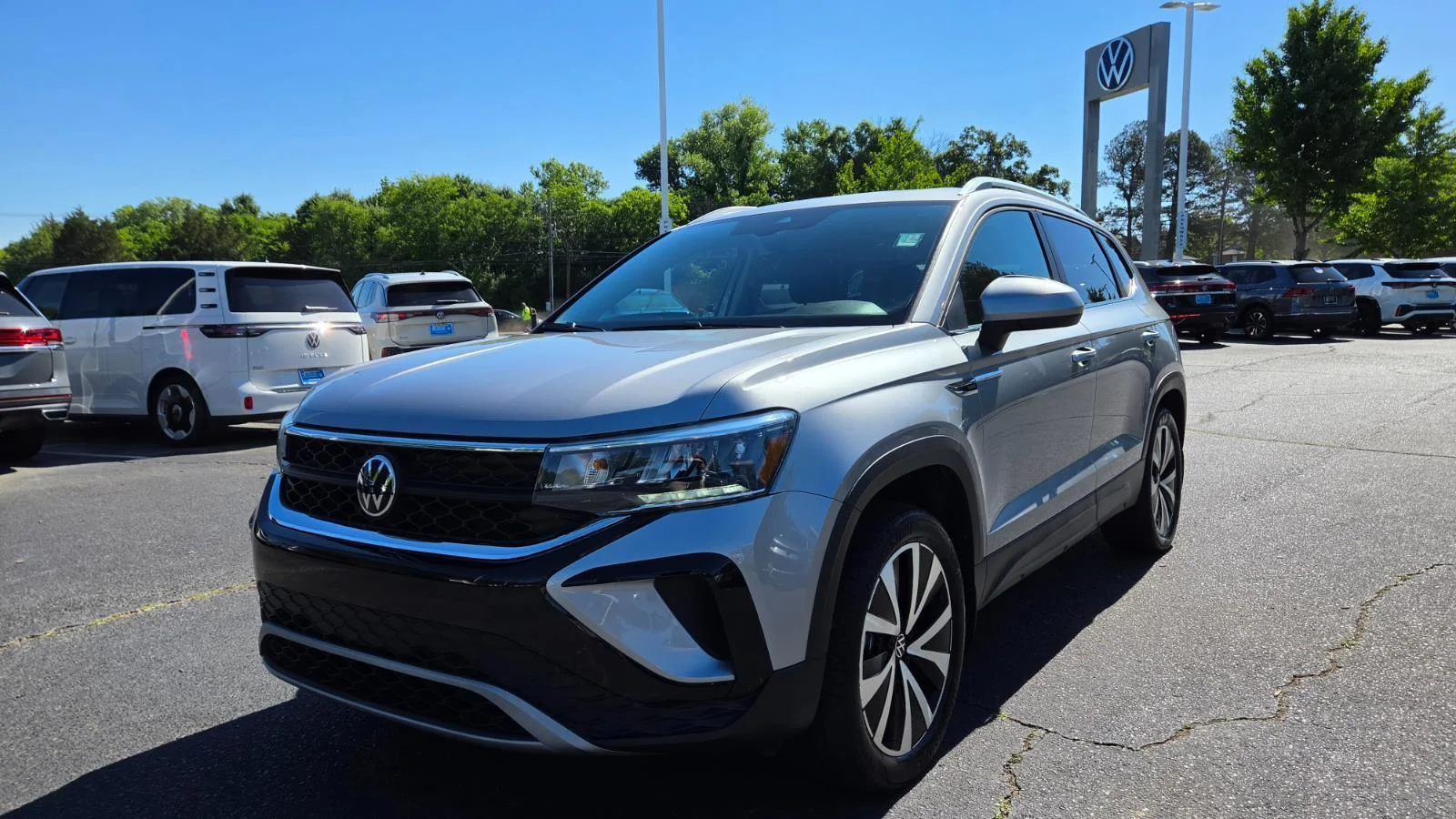 Certified Used 2023 Pyrite Silver Metallic Volkswagen SE image 8