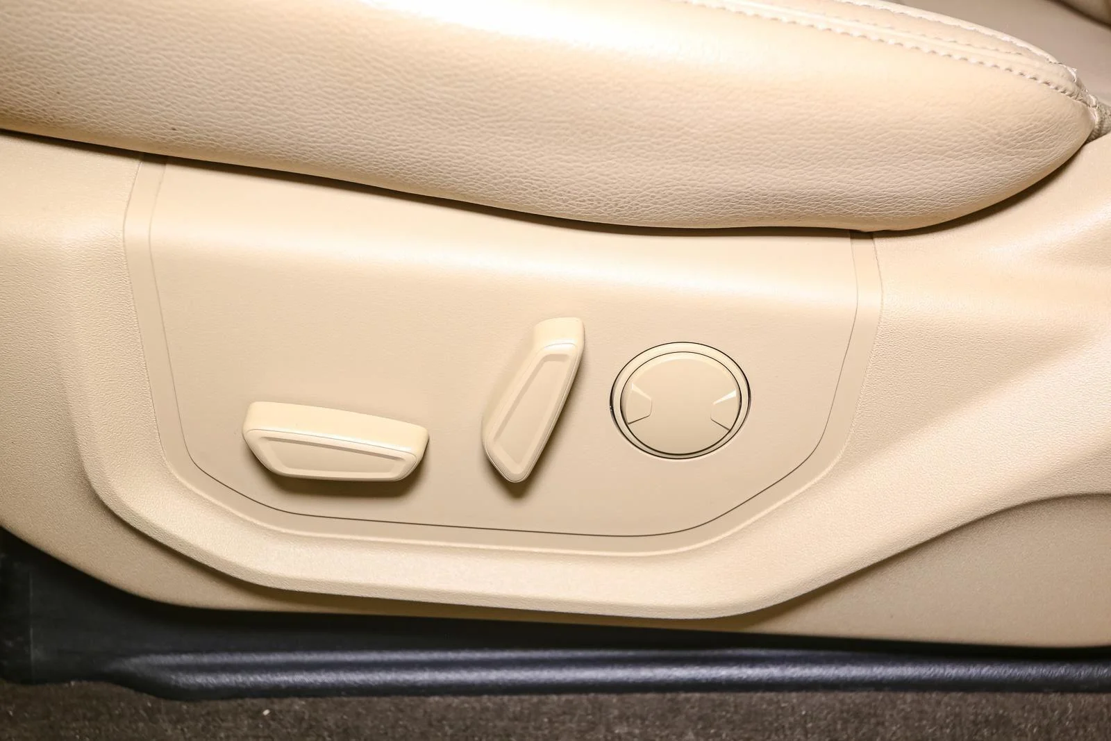 Used 2020 Silver Spruce Ford LARIAT image 42