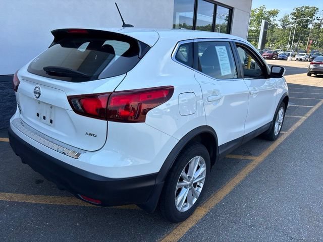 Used 2017 Glacier White Nissan S image 5