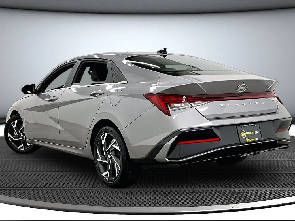 Used 2025 Silver Hyundai SEL Convenience image 4
