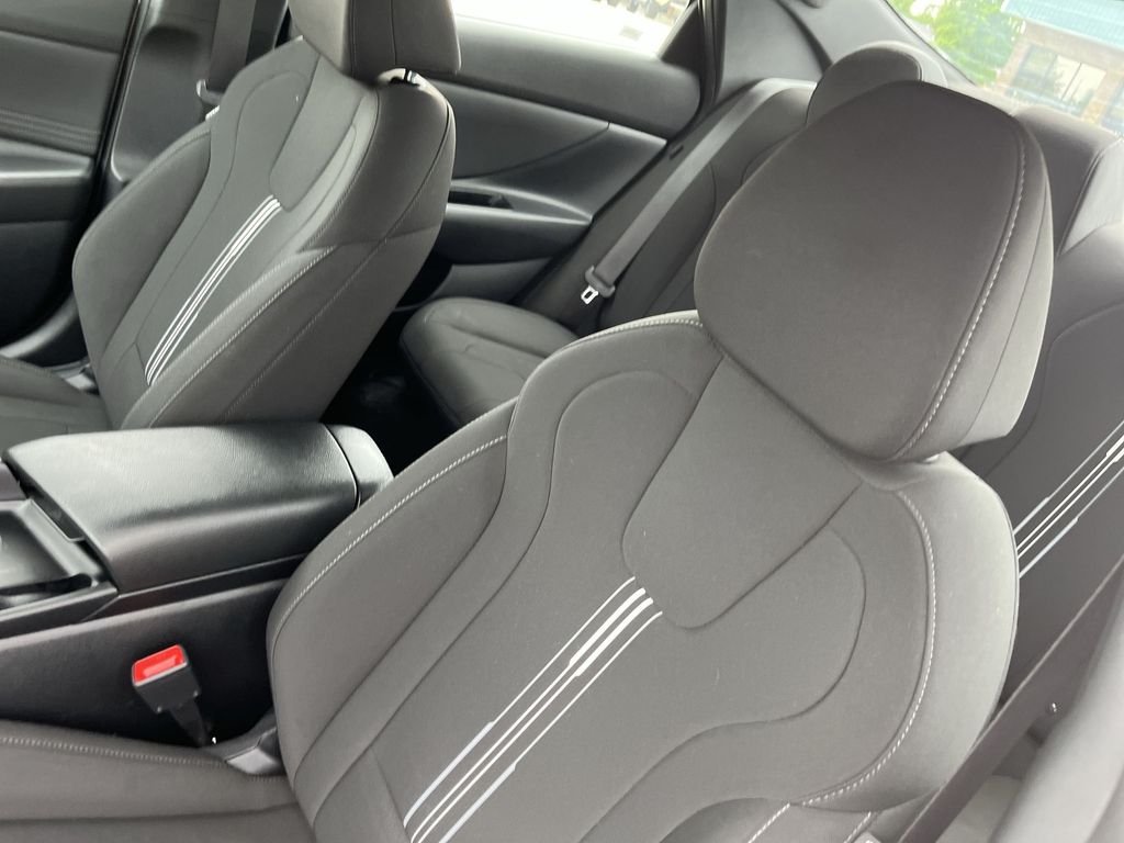 Used 2025 Silver Hyundai SEL Sport image 11