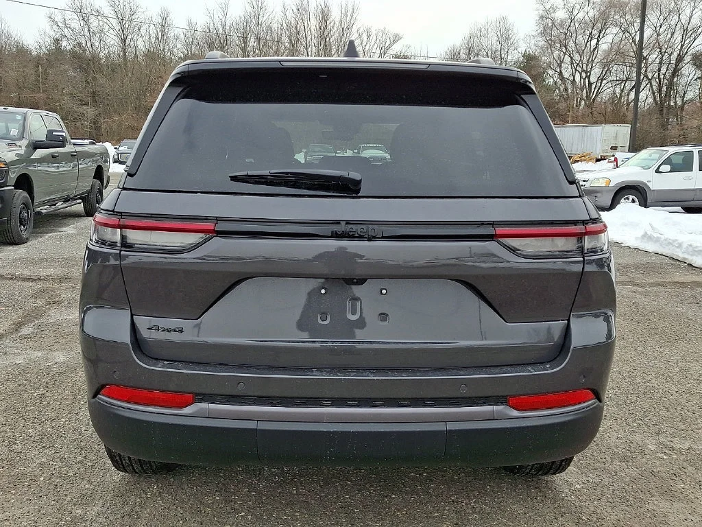 New 2026 Baltic Gray Metallic Clear-Coat Exterior Paint Jeep Laredo Altitude image 7