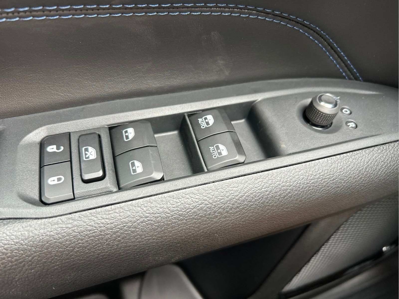 New 2026 Bright White Clearcoat Jeep Latitude image 24