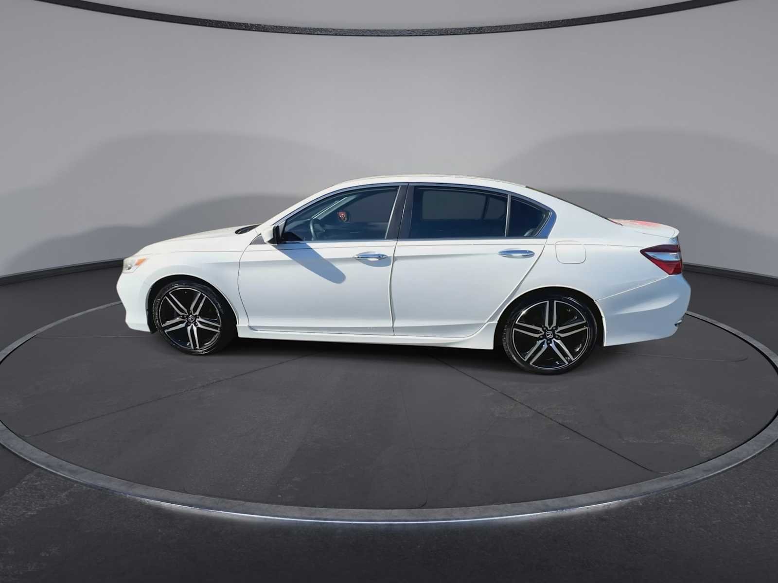 Used 2016 White Orchid Pearl Honda Sport image 5