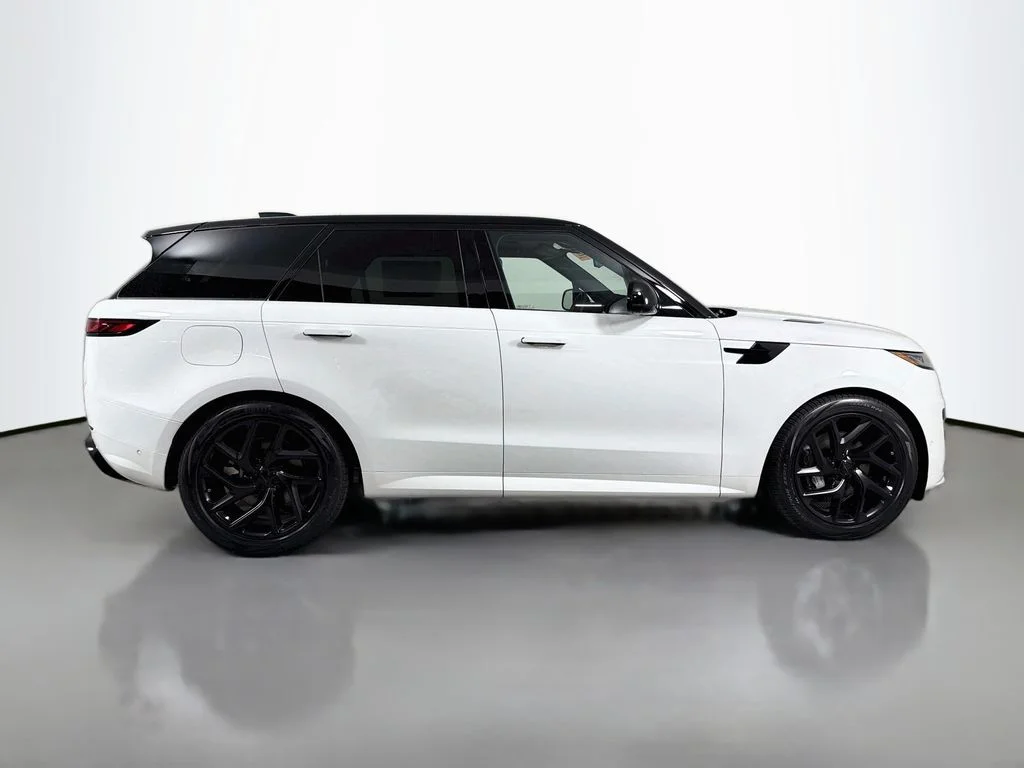 New 2026 Fuji White Land Rover Dynamic SE image 4