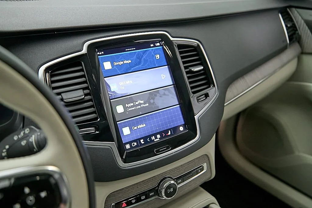 New 2023 Crystal White Volvo Plus image 15