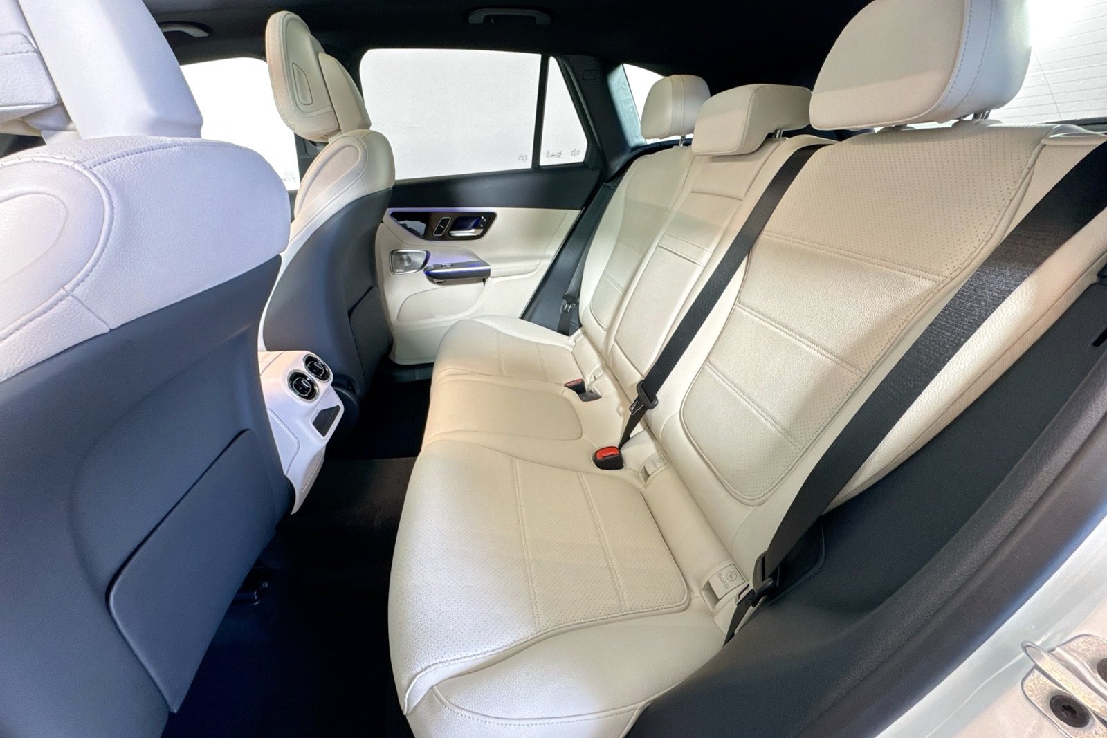 New 2026 Polar White Mercedes-Benz GLC 300 image 22
