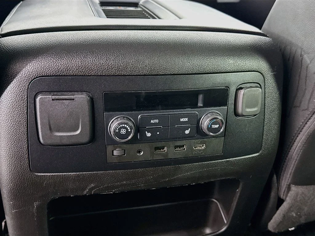Used 2018 Silver Ice Metallic Chevrolet Premier image 28