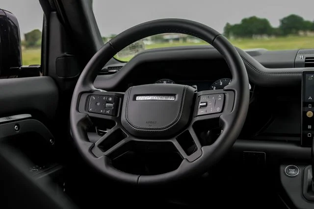 2025 Land Rover Defender V8 - Photo 20