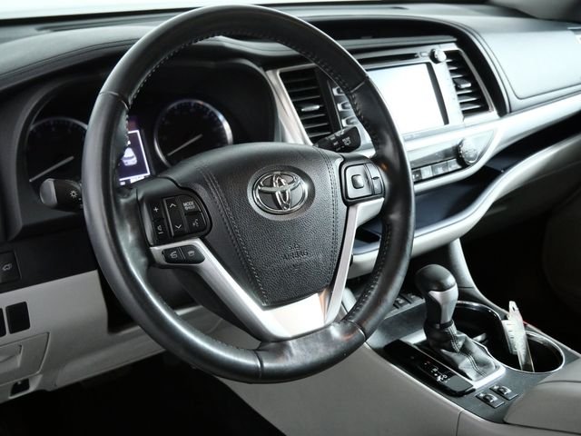 Used 2015 Gray Toyota XLE V6 image 17