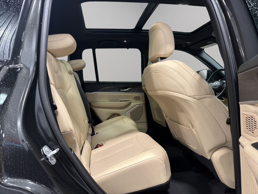 Used 2024 Rocky Mountain Pearlcoat Jeep Limited image 19