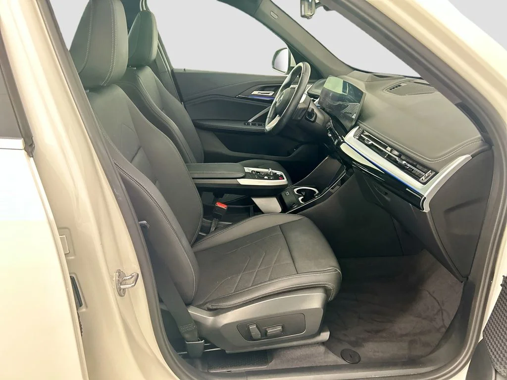 Used 2023 White BMW xDrive28i image 19