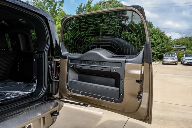 2025 Land Rover Defender X-Dynamic SE - Photo 67