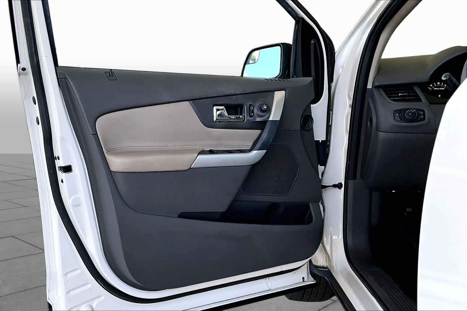 Used 2013 White Suede Ford SE image 20