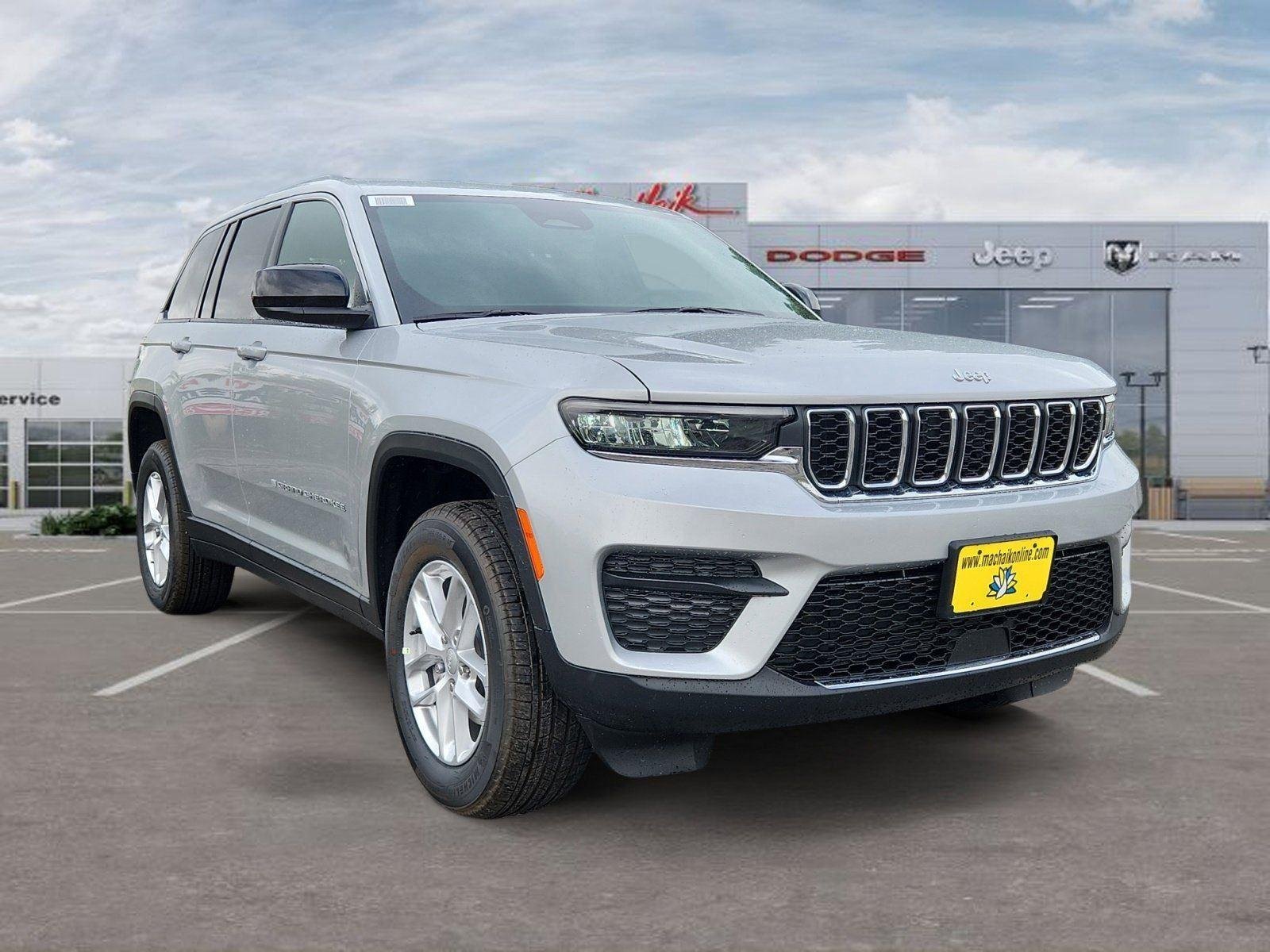 New 2026 Silver Zynith Exterior Paint Jeep Laredo image 7
