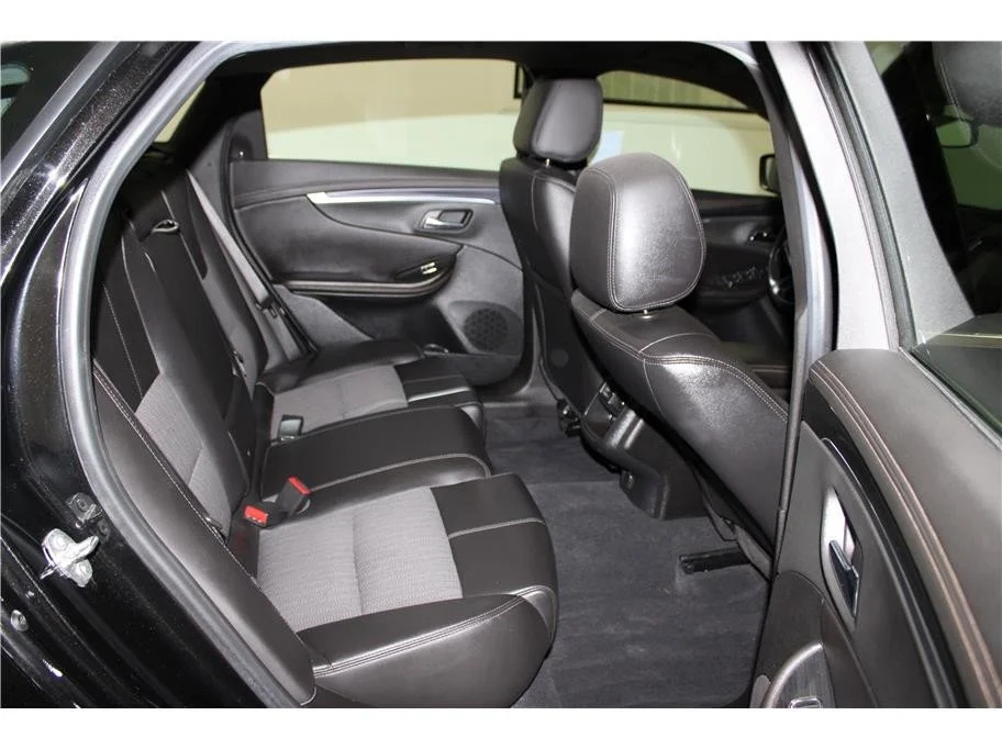 Used 2019 Mosaic Black Metallic Chevrolet LT image 21