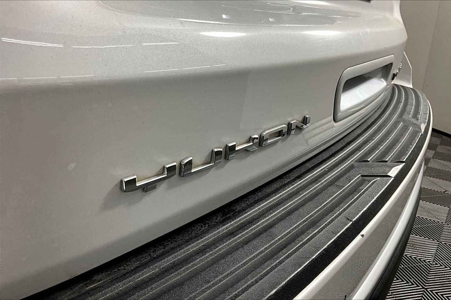 Used 2022 White Frost Tricoat GMC Denali image 30