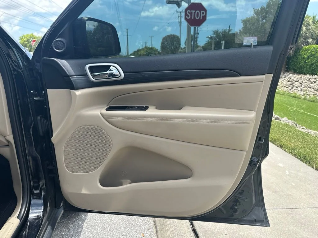 Used 2020 Diamond Black Jeep Laredo E image 17