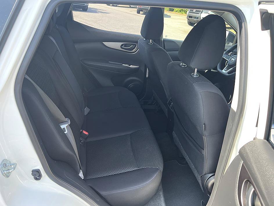 Used 2017 Glacier White Nissan S image 16