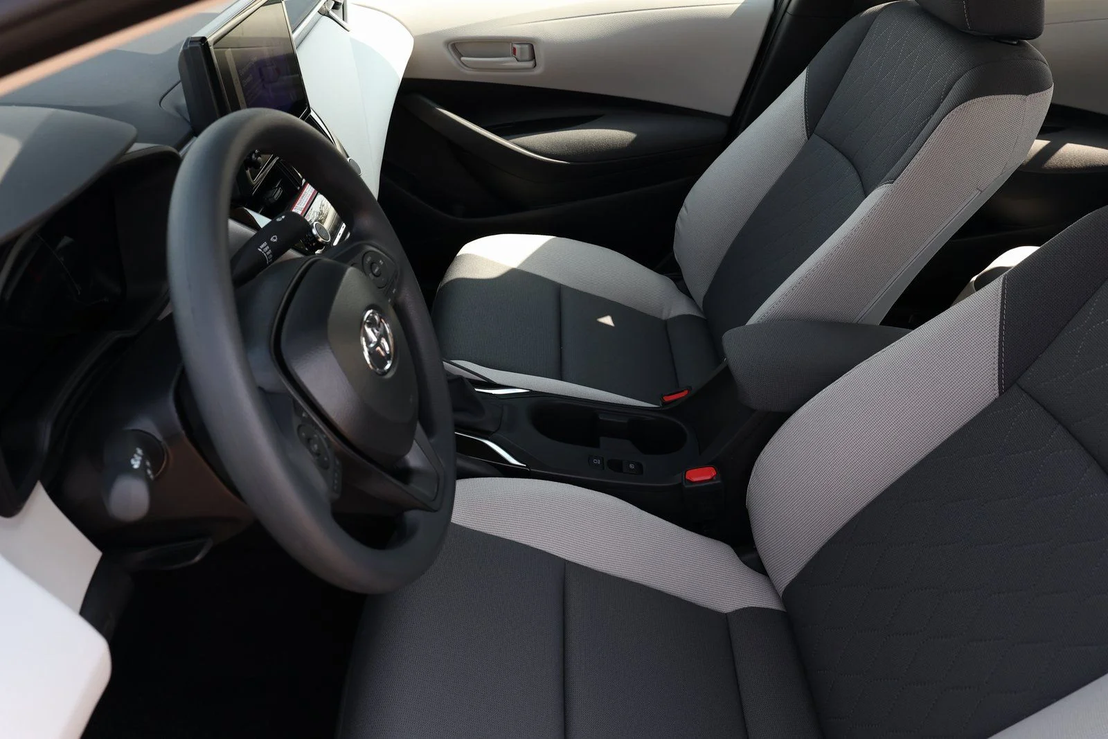 2026 Toyota Corolla LE - Photo 13