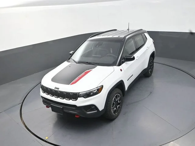 New 2026 Bright White Clear-Coat Exterior Paint Jeep Trailhawk image 13