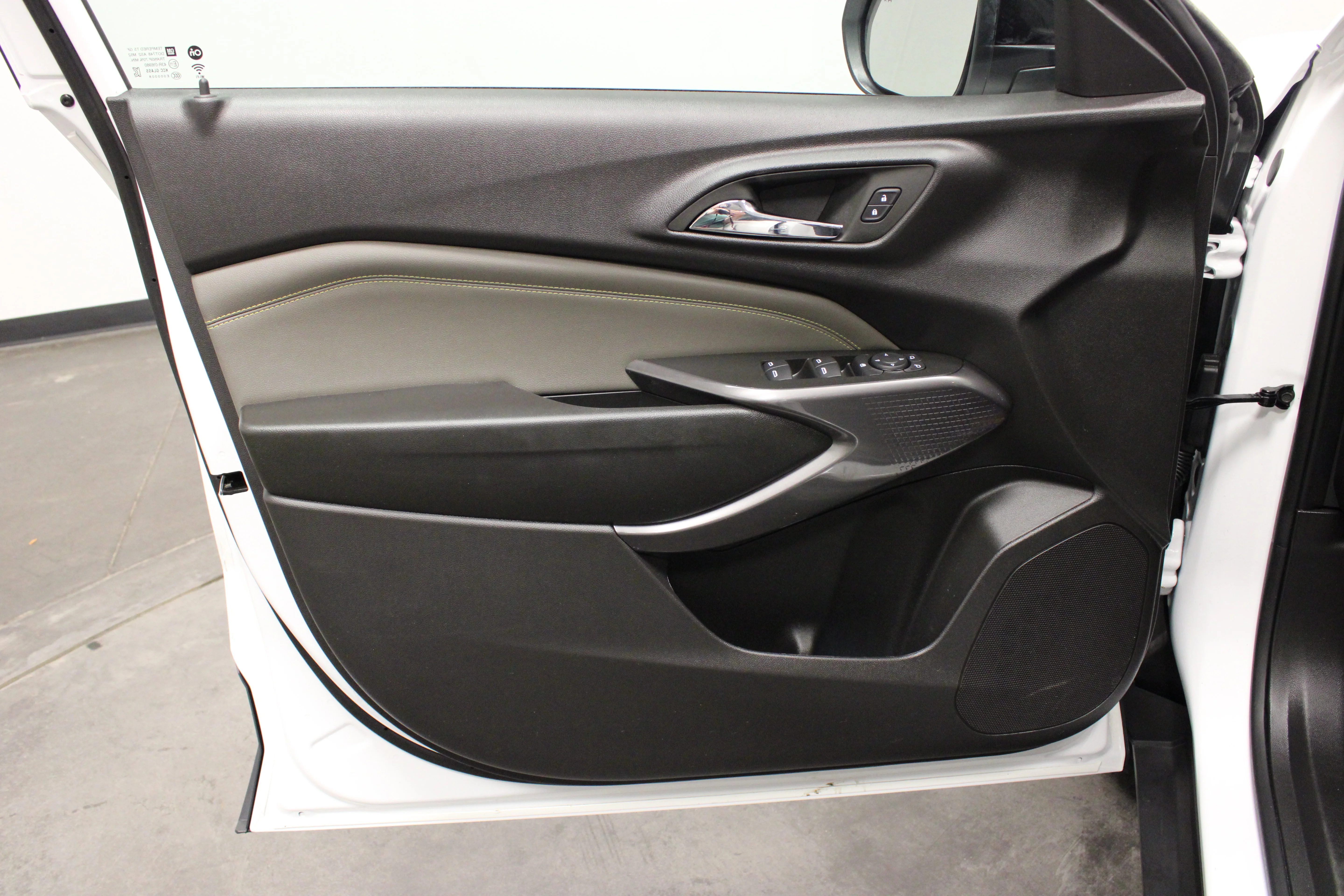 Used 2025 Summit White Chevrolet ACTIV image 17