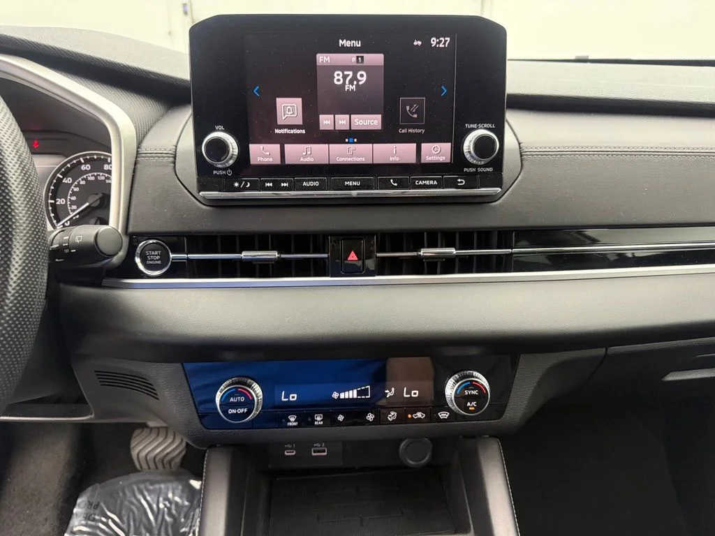Used 2023  Mitsubishi ES image 37
