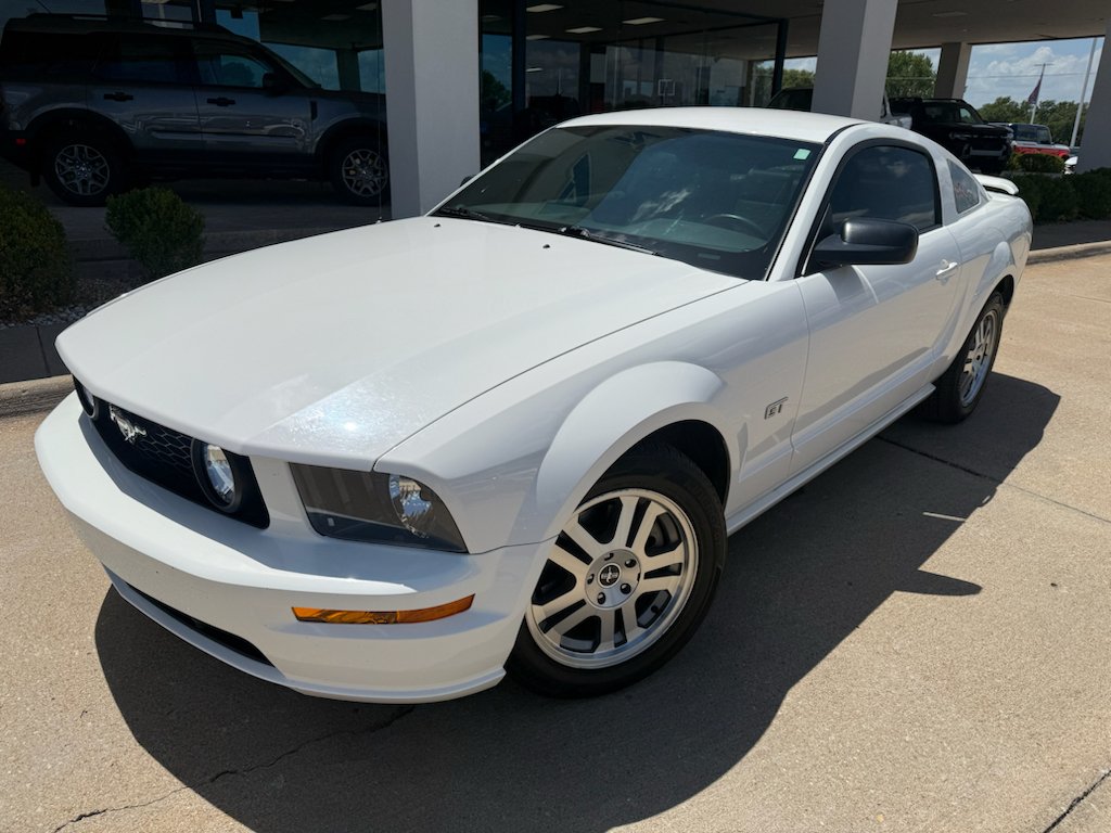Used 2006 Performance White Clearcoat Ford GT Premium image 7