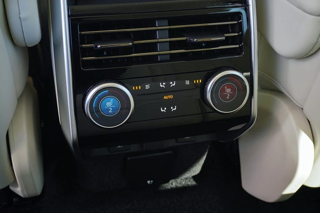 New 2026 Ostuni Pearl White Land Rover SE image 30