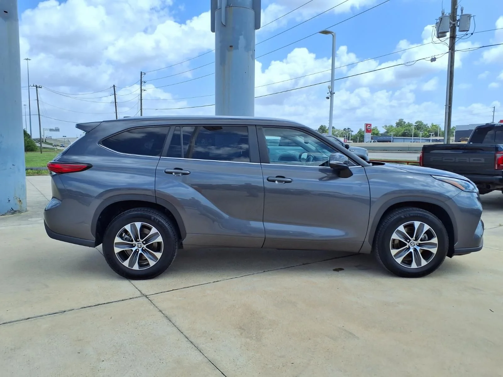 Used 2023 Gray Toyota XLE image 5