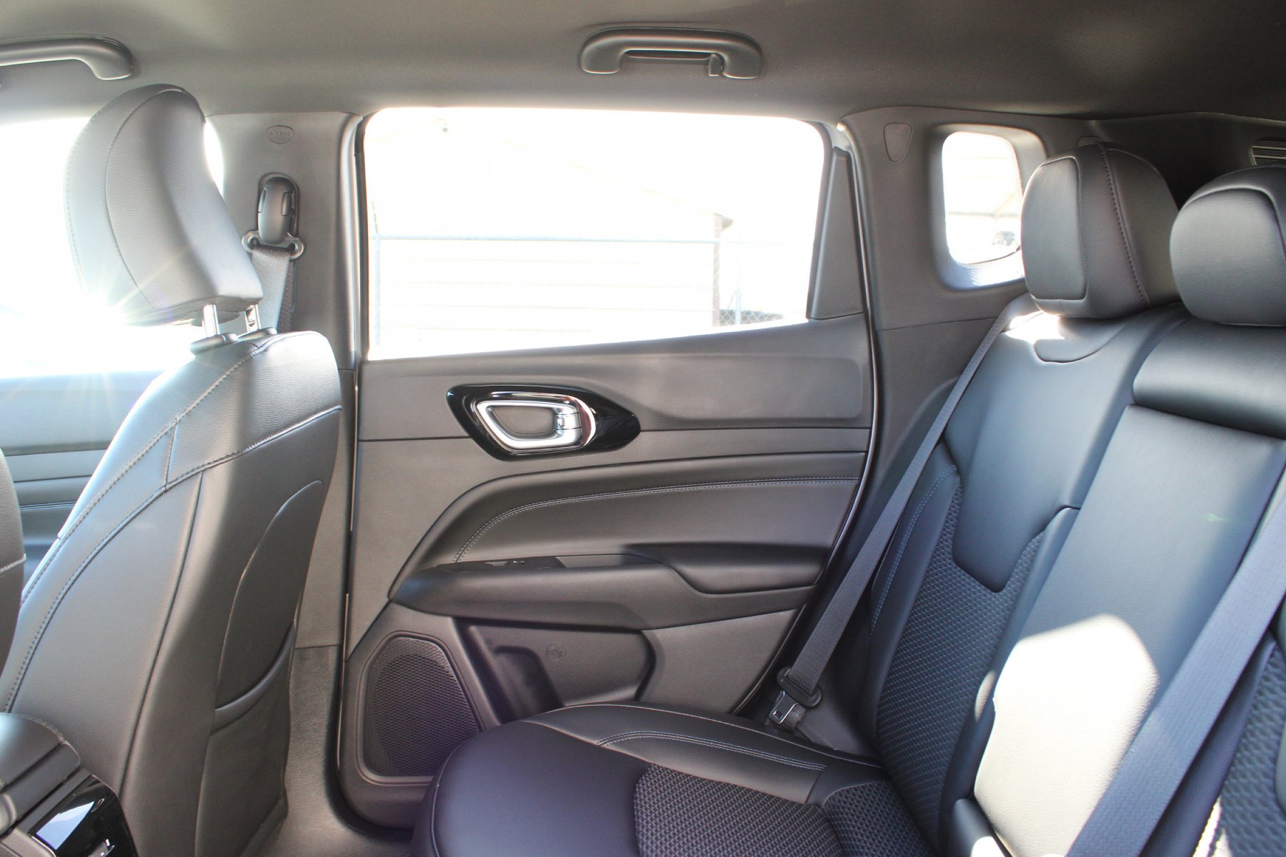 New 2026 Silver Zynith Metallic Clear-Coat Exterior Paint Jeep Latitude Altitude 4x4 image 18