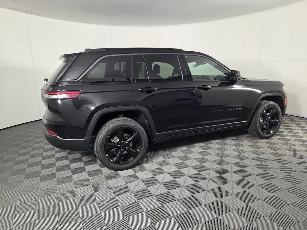 New 2026 Diamond Black Crystal Pearlcoat Jeep Limited image 5