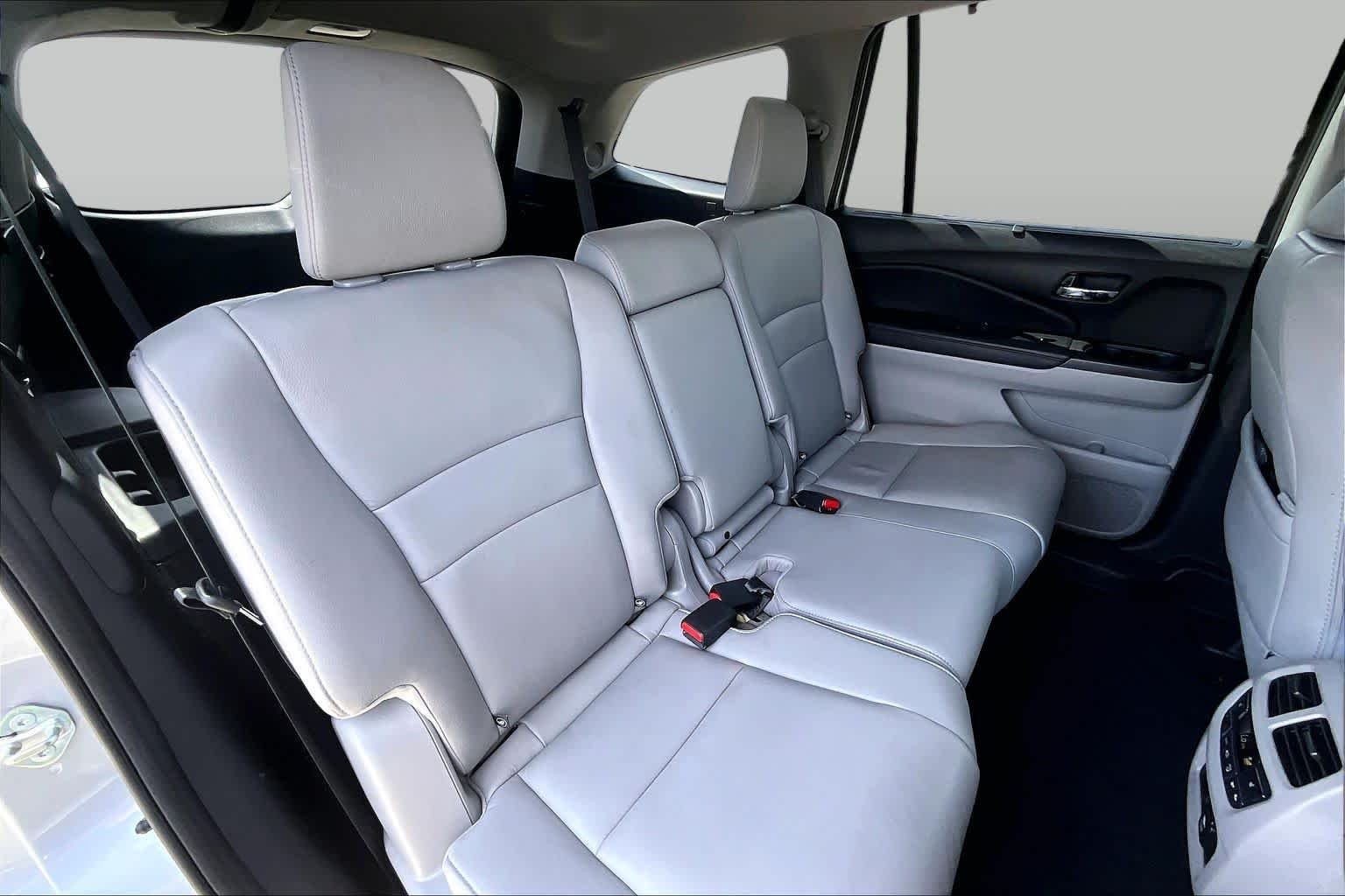 Used 2019 Lunar Silver Metallic Honda Touring 8-Passenger image 18
