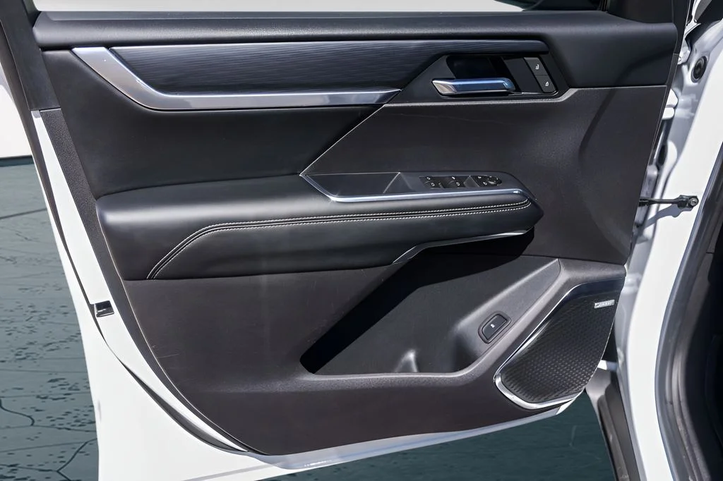 Used 2025 White GMC Elevation image 25