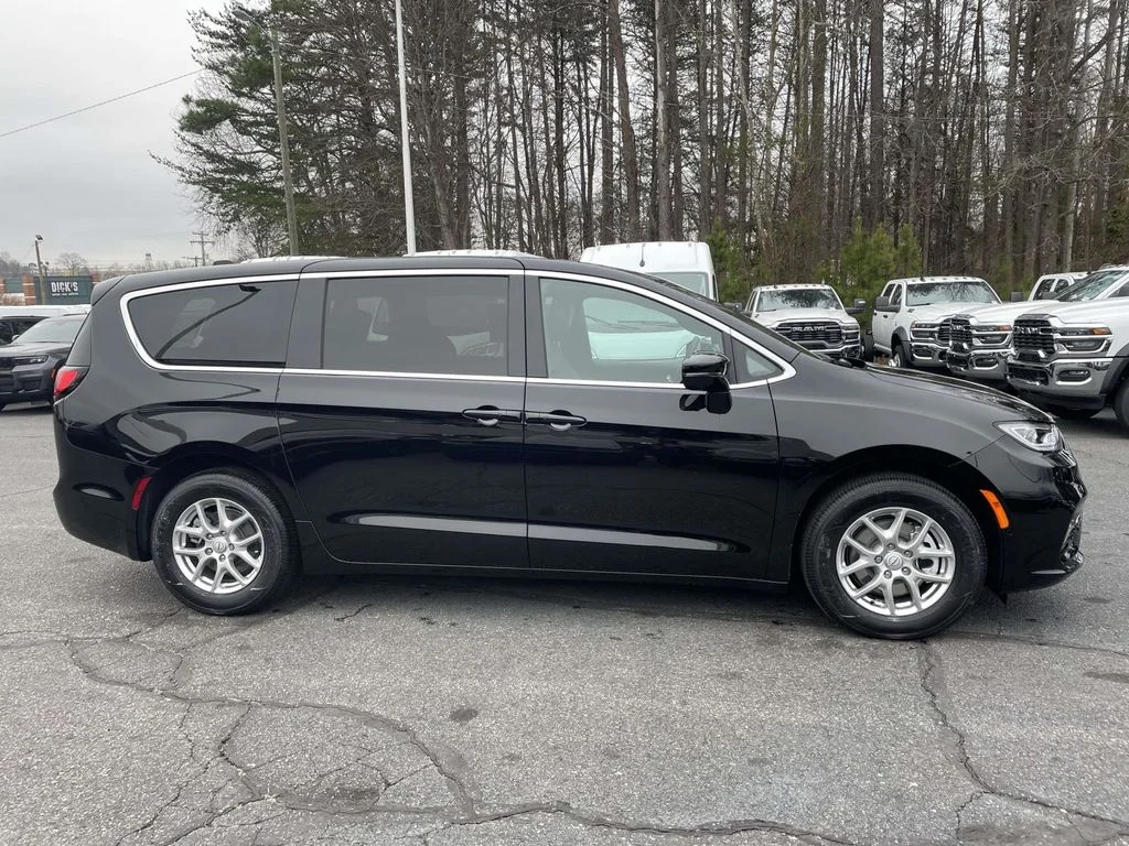 New 2026 Diamond Black Crystal Pearl-Coat Exterior Paint Chrysler Select image 9