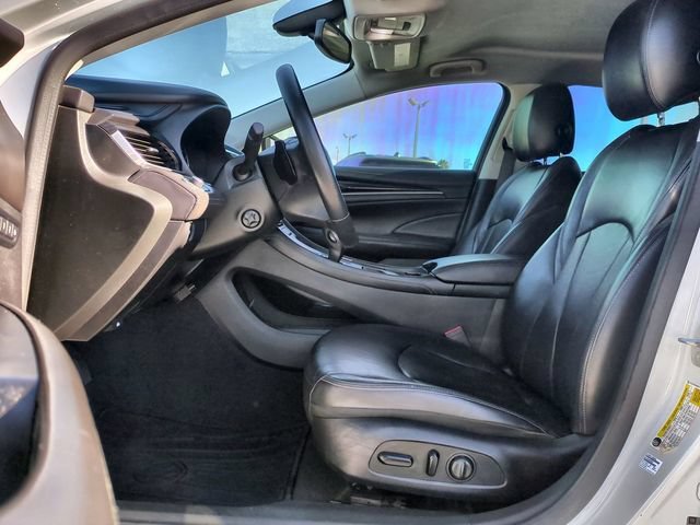 Used 2017 WHITE FROST TRICOAT Buick Essence image 22
