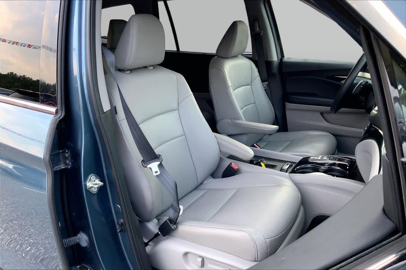 Used 2017 Steel Sapphire Metallic Honda Touring image 8