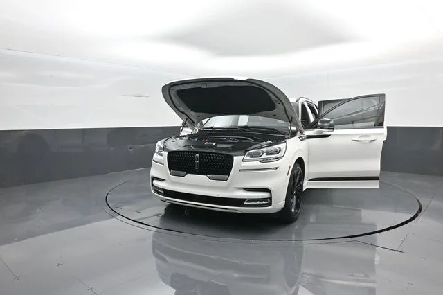 Used 2022 White Lincoln Reserve image 24