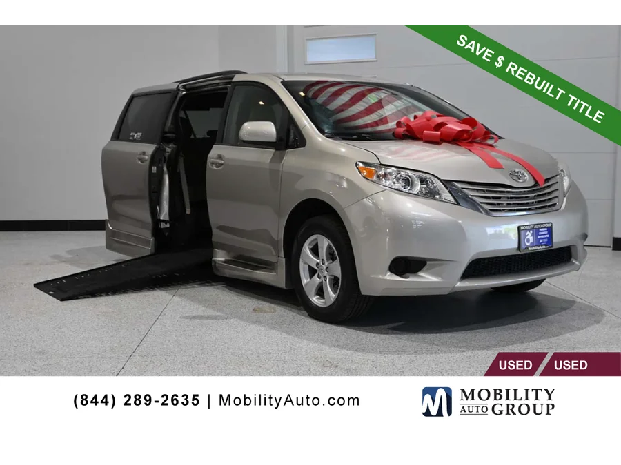 2015 Toyota Sienna LE V6 7-Passenger Access Seat's photo