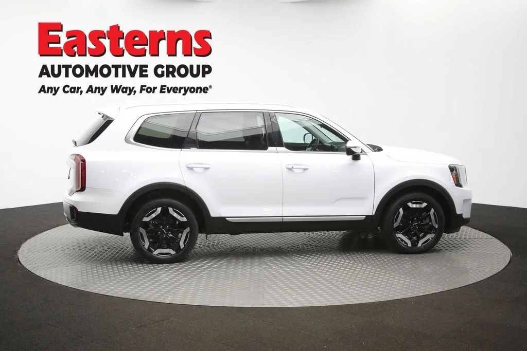 Used 2023 White Kia S image 46