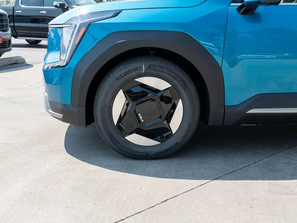 New 2026 Ocean Blue Kia Wind AWD image 33