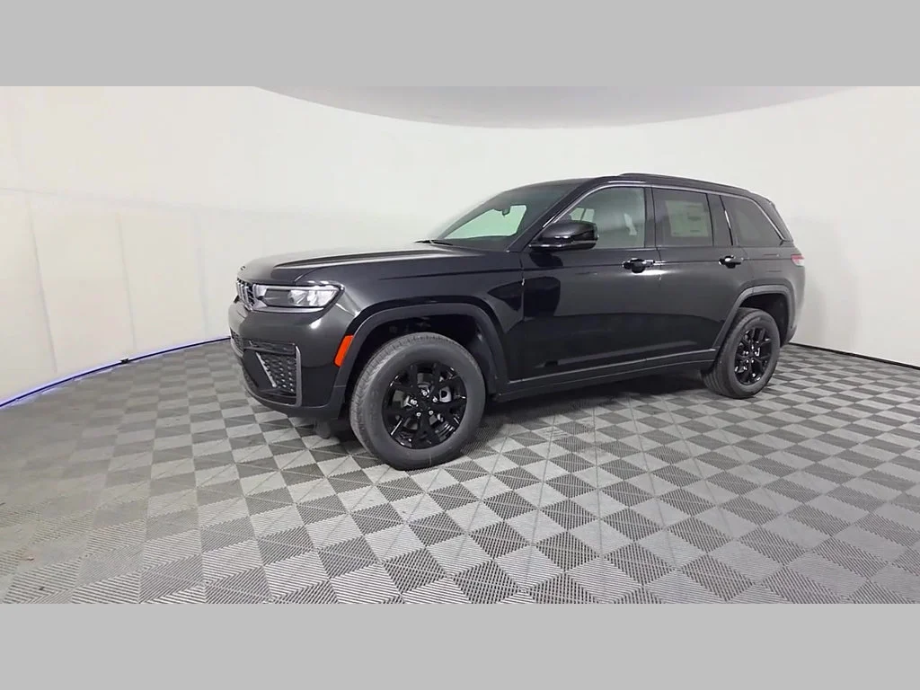 New 2026 Diamond Black Crystal Pearl-Coat Exterior Paint Jeep Laredo Altitude image 35