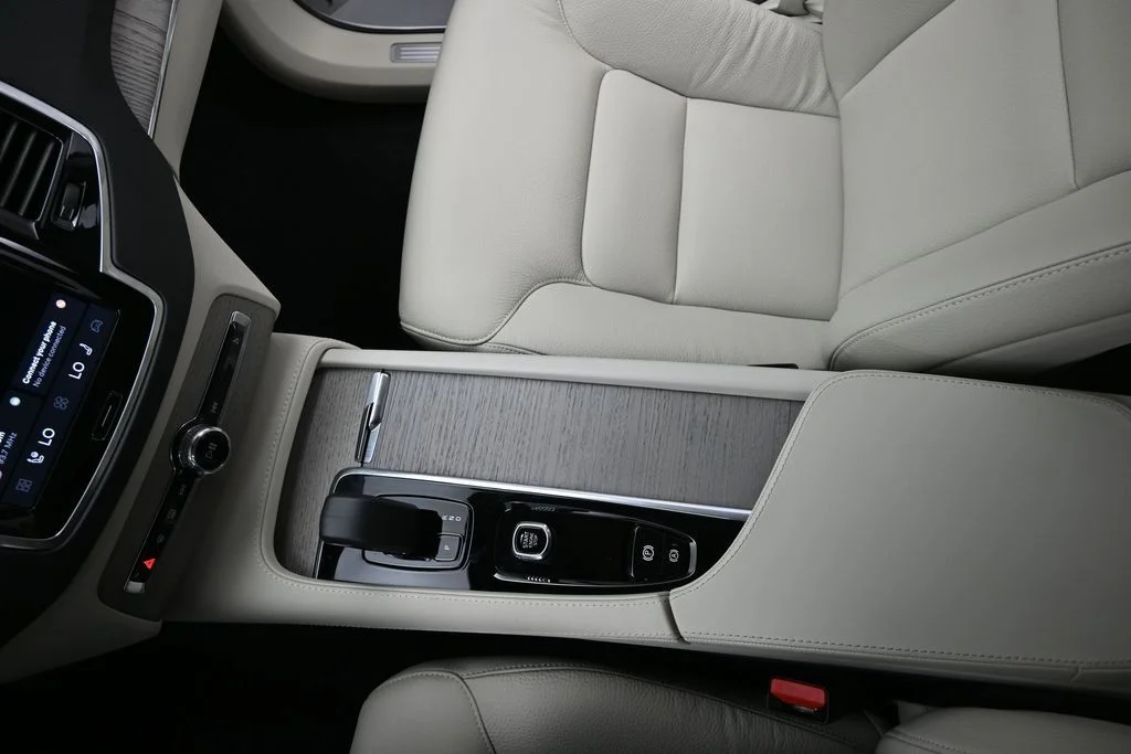Certified Used 2025 Crystal White Volvo Plus image 18
