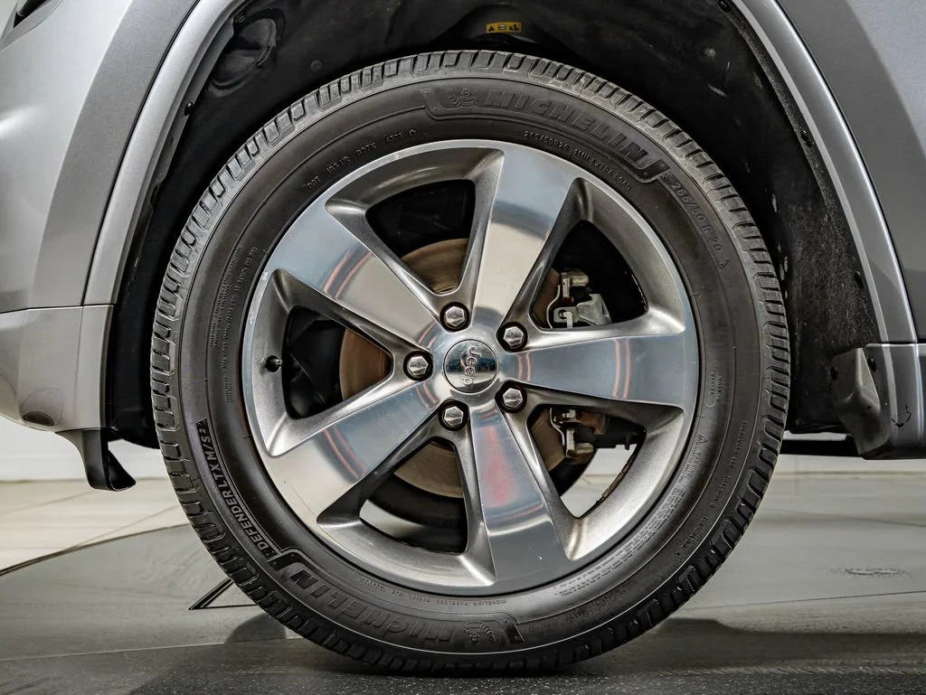 Used 2015 Billet Silver Metallic Clearcoat Jeep Overland image 10